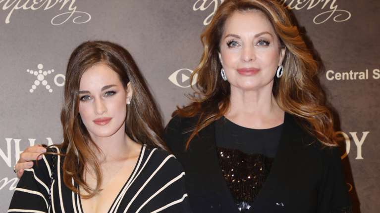 Throwback: Η Μαρία Βοσκοπούλου σε ένα τρυφερό κλικ από τα παλιά με τους γονείς της Αντζελας Γκερέκου