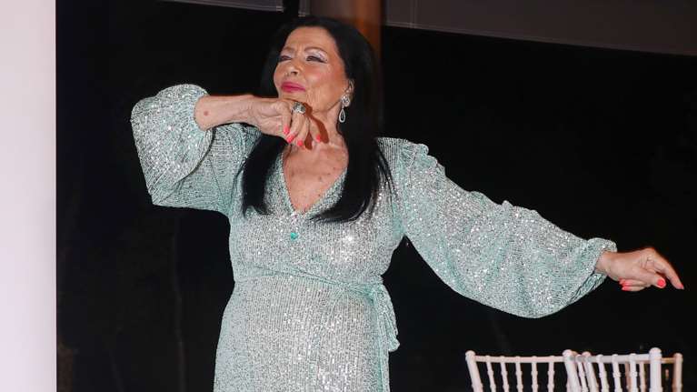 Η Ζωζώ Σαπουντζάκη γιόρτασε τα γενέθλιά της με ένα ξέφρενο πάρτι και ζεϊμπέκικο - Το μήνυμα στην τούρτα [εικόνες]