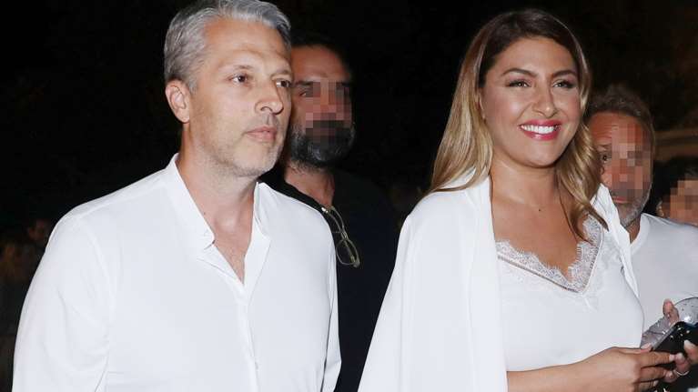 Έλενα Παπαρίζου: Στο Ηρώδειο με total white, ιδιαίτερη mini bag και τον σύζυγό της