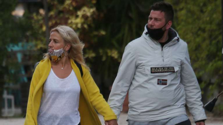 Θωμαΐς Ανδρούτσου: Αυτός είναι ο σύντροφός της - Βόλτα στην Ακρόπολη πιασμένοι χέρι χέρι [εικόνες]