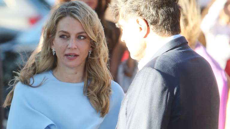 Λαμπερή και royal εμφάνιση για τη Χρυσή Βαρδινογιάννη στον γάμο του αδελφού της, Παύλου - Η υπόκλιση στην Άννα-Μαρία [Βίντεο]