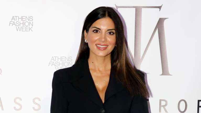 Σταματίνα Τσιμτσιλή: Η βραδινή εμφάνιση με κολάν και σακάκι - Ο συνδυασμός με ψηλοτάκουνα πέδιλα και τσάντα Chanel