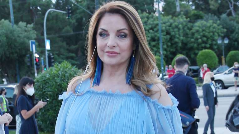 Ρετρό κλικ: Η Αντζελα Γκερέκου με μωβ περούκα και κορμάκι - Πρώτη φορά στη σκηνή με τον Τόλη Βοσκόπουλο
