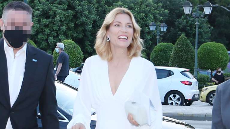 Βίκυ Καγιά: Ποζάρει για εξώφυλλο περιοδικού 14 ετών - Με καστανά, σγουρά μαλλιά [εικόνα]