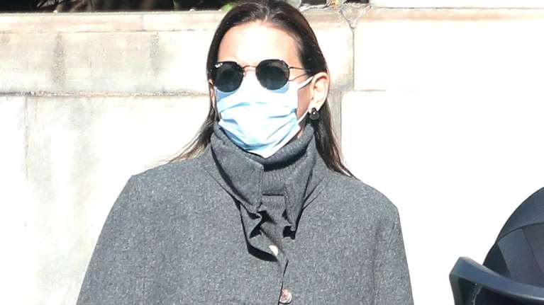 Όλγα Κεφαλογιάννη: Βόλτα με τα δίδυμα με casual look - Πώς συνδύασε την απίθανη γκρι κάπα της