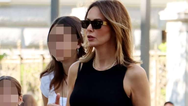 Ανδριάνα και Καλλινίκη Μάζη: Οι κόρες της Μπέττυ Μαγγίρα σε μία σπάνια εμφάνιση στο κέντρο της Αθήνας