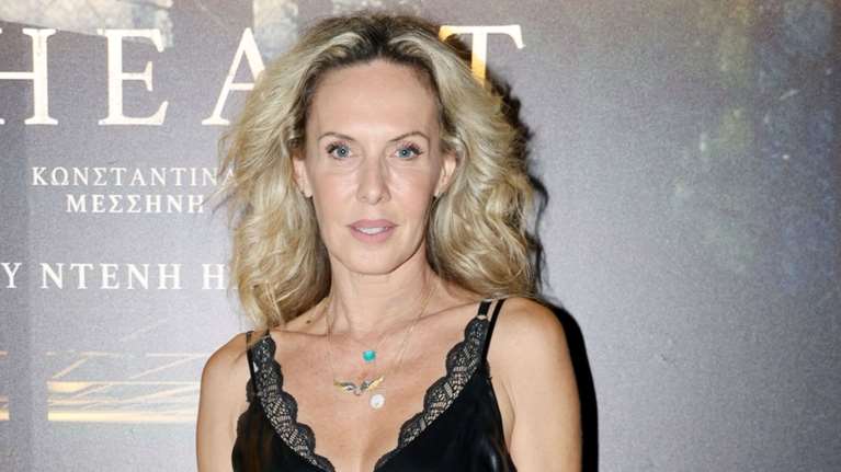 Εβελίνα Παπούλια: Η σπάνια εμφάνιση με την κόρη της, τον πρώην σύζυγο και τον σύντροφό της σε πρεμιέρα