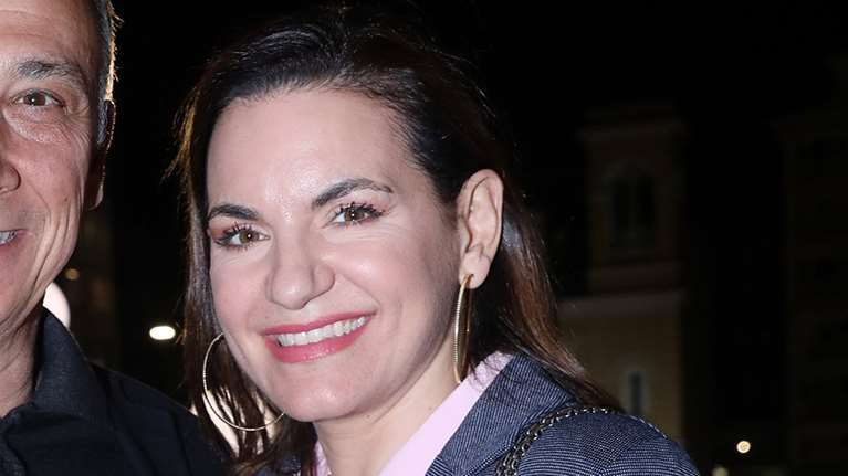 Smart chic στο θέατρο η Όλγα Κεφαλογιάννη: Η κομψή εμφάνιση με ψηλόμεσο denim, ροζ μεταξωτό πουκάμισο και γκρι παλτό