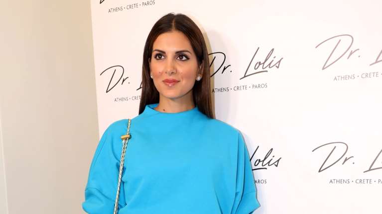 Σταματίνα Τσιμτσιλή: Η sporty-chic επίσημη εμφάνιση με αθλητικό σούπερ μίνι φόρεμα και τα καλλίγραμμα πόδια της