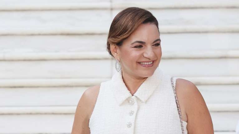 Όλγα Κεφαλογιάννη: Η κομψή εμφάνιση με μίνι κόκκινο boho φόρεμα και εσπαντρίγιες