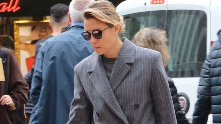 Βίκυ Καγιά: Η αλάνθαστη πρωινή εμφάνιση με oversized σακάκι και το παντελόνι που είναι ιδανικό για όλες τις γυναίκες