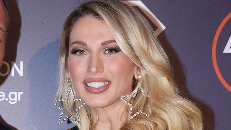 Κωνσταντίνα Σπυροπούλου: Το sparkling φόρεμα με το τεράστιο σκίσιμο που επέλεξε στον έκτο μήνα της εγκυμοσύνης της