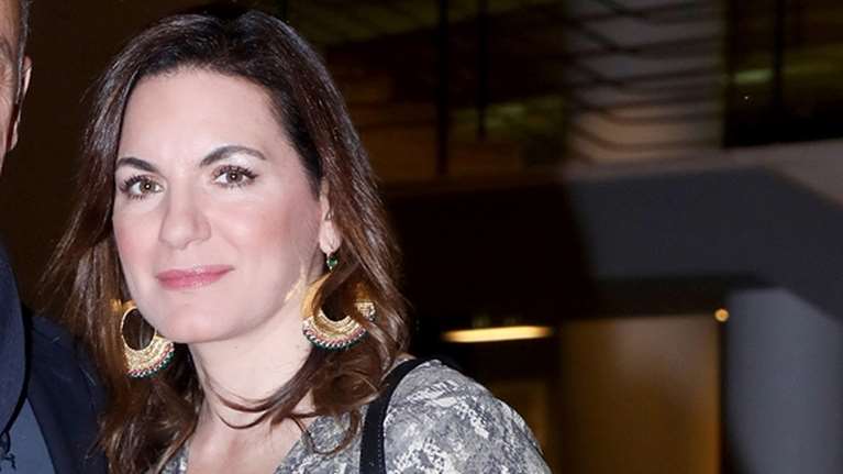 Όλγα Κεφαλογιάννη: Κομψή με μακρυμάνικο μίντι φόρεμα με ιδιαίτερο πατρόν που τόνισε την σιλουέτα της