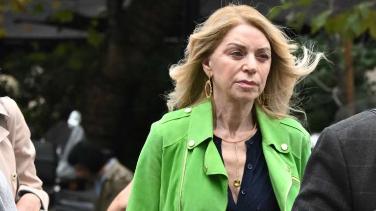 H Έλλη Στάη chic στην Πανεπιστημίου - Με σουέντ πράσινο jacket