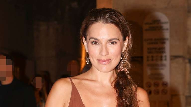 Μελία Κρέιλινγκ: Στο Ηρώδειο η Ελληνίδα ηθοποιός του &quot;Emily in Paris&quot; - Πανέμορφη, με καφέ φόρεμα