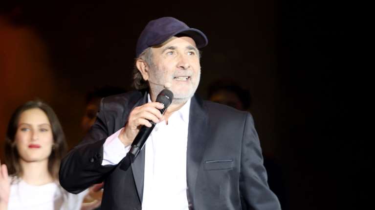 Ο Λάκης Λαζόπουλος πάντρεψε την κόρη του στην Πάρο - Η ρομαντική τελετή, το beach πάρτι και οι 100 καλεσμένοι [βίντεο]