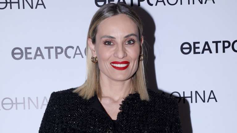 Αλλαγή look για την Ελεονώρα Μελέτη: Ποζάρει με office outfit στο γραφείο της στις Βρυξέλλες με τη βροχερή θέα