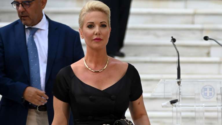 Κατερίνα Μονογυιού: Κομψή στη Μύκονο με one shoulder σατέν φόρεμα και Gucci mini bag