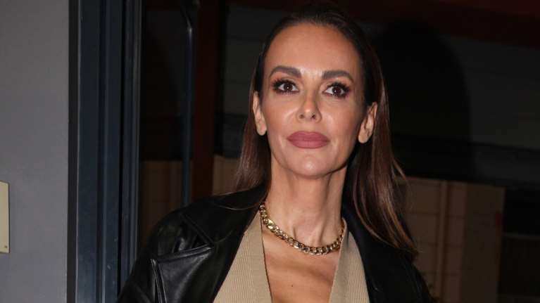 Η Μπέττυ Μαγγίρα σε μία σπάνια δημόσια εμφάνιση με τις πανύψηλες κόρες της, Ανδριάνα και Καλλινίκη Μάζη