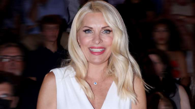 Η Ελένη Μενεγάκη φόρεσε crop top στα 52 της και το έκανε με στιλ