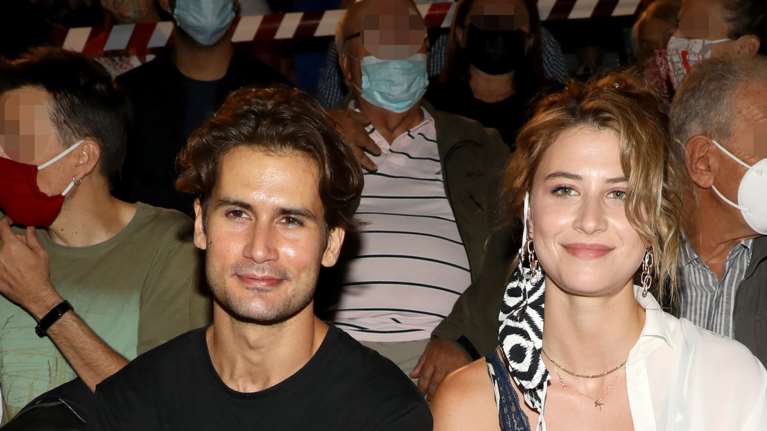 Ροϊλός - Μανούρη: Η... ροκ εμφάνιση του ζευγαριού σε βραδινή έξοδο στο θέατρο [εικόνες]