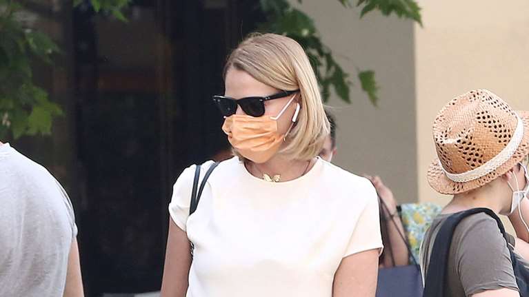 Τζένη Μπαλατσινού: Άπλή και εντελώς άβαφη με τζιν και t-shirt στο Κολωνάκι