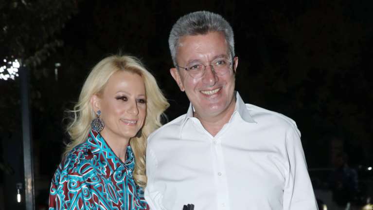 Κρίστη Τσολακάκη: Η &quot;επίθεση αγάπης&quot; στον Νίκο Χατζηνικολάου και το τρυφερό φιλί