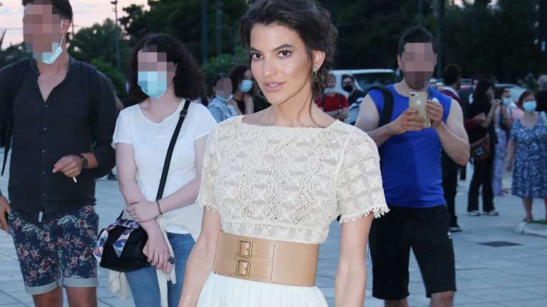 Δήμητρα Κούστα: Αποκαλύφθηκε το look της σε πρόσφατη εμφάνιση και &quot;κολλήσαμε&quot; με τα ατελείωτα πόδια της