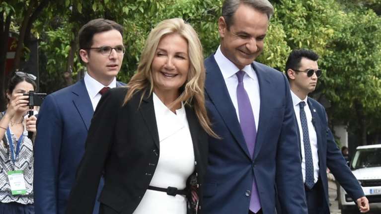 Μαρέβα Γκραμπόφσκι: Οι ανατρεπτικές γόβες που φόρεσε στην ορκωμοσία - Πώς τις συνδύασε με το απίθανο λευκό jumpsuit