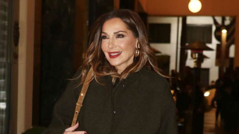 Λαμπερή και πανέμορφη η Βανδή σε θεατρική πρεμιέρα μαζί με τη φίλη της, Μαρία Καβογιάννη