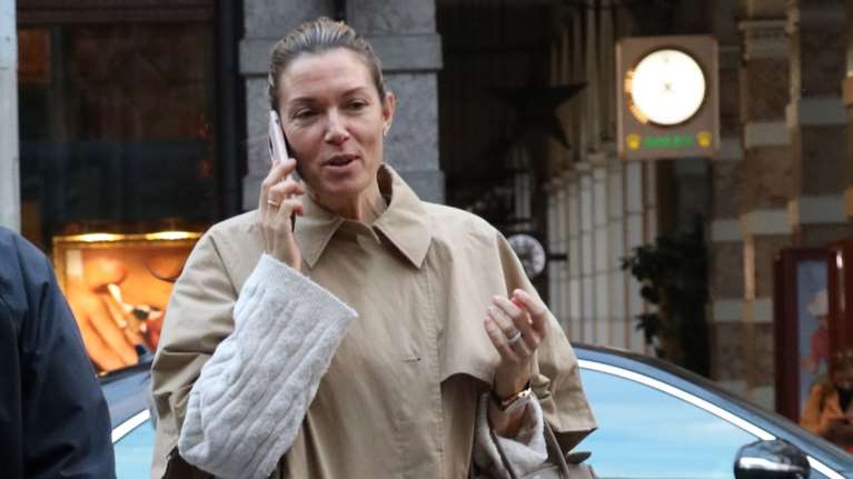 Φθινοπωρινή στην Αθήνα με βερμούδα και πουκάμισο: Η Βίκυ Καγιά μας δείχνει πώς να φορέσουμε τη βερμούδα το φθινόπωρο