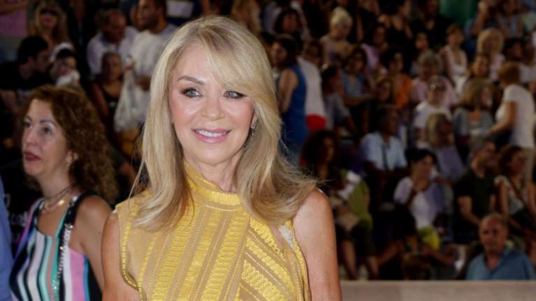 Έλλη Στάη: Κατάξανθη και εντυπωσιακή με wrap μεταξωτό τοπ από το ελληνικό brand που αγαπούν οι royals σε συναυλία στο Καλλιμάρμαρο