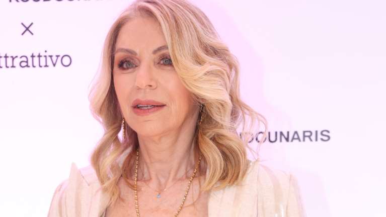 Η Ελλη Στάη κομψή με powder pink σακάκι σε βραδινή έξοδο [εικόνες]