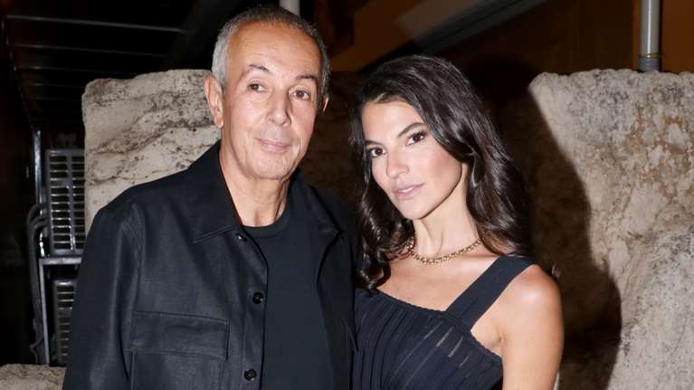 Δήμητρα Μέρμηγκα Κούστα: Η διαφορετική και πολύ σικάτη εμφάνιση στα μπουζούκια μαζί με τον Ηλία Ψινάκη