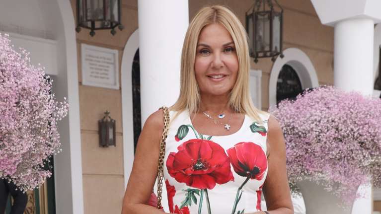 Χριστίνα Παππά: Σούπερ γιαγιά με φλοράλ φόρεμα με παπαρούνες στη βάφτιση της εγγονής της