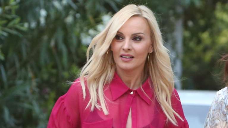 Ηλέκτρα Λύρα: Σγουρομάλλα έφηβη η 13χρονη κόρη της Πέγκυς Ζήνα- Η εμφάνιση με μαύρο μίνι φόρεμα και Prada τσάντα