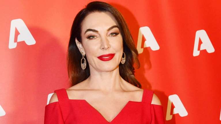 Τατιάνα Στεφανίδου: Μας ξεναγεί στο πολυτελές σαλόνι της με τα λευκά και χρυσά στολίδια