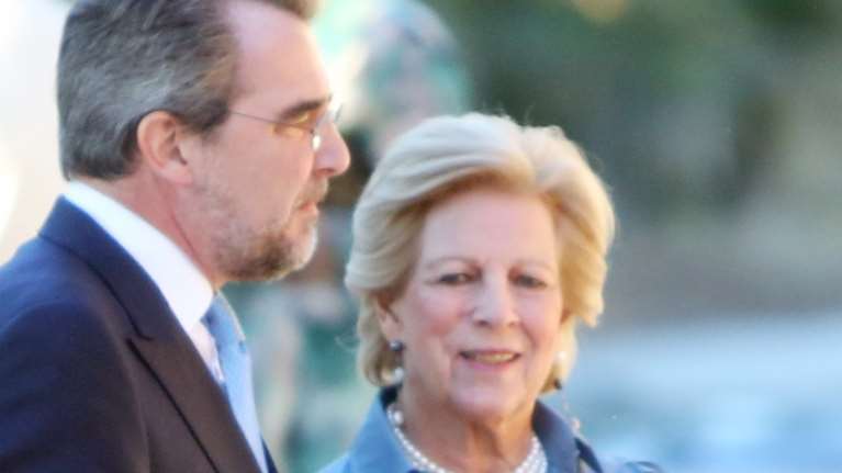 Η Αννα Μαρία Ντε Γκρες πολύ κομψή, με τους γιους της, σε εκδήλωση για τον Βαρδή Βαρδινογιάννη