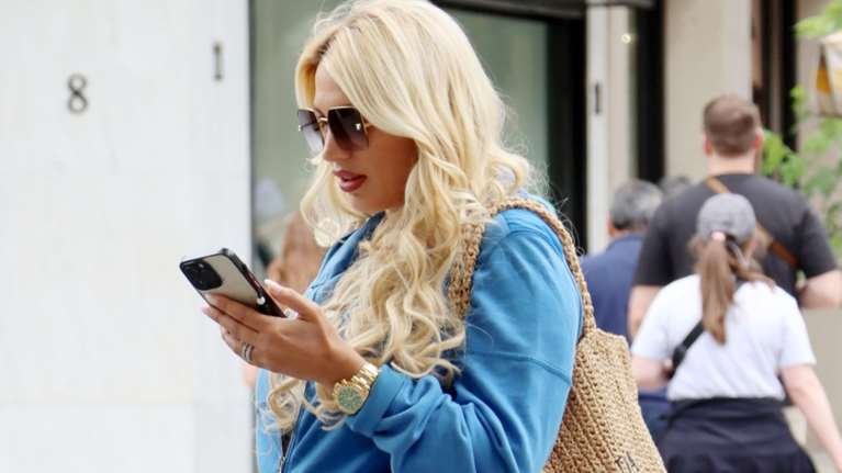 Κωνσταντίνα Σπυροπούλου: Βόλτα στη Βουκουρεστίου με athletic look και καλοκαιρινή κροσέ τσάντα Prada