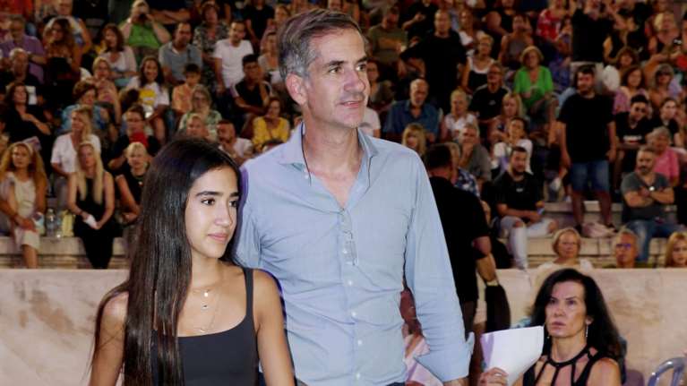 Δανάη Μπακογιάννη: Σε συναυλία με athletic look - Η μελαχρινή 14χρονη σε σπάνια εμφάνιση μαζί με τον πατέρα της