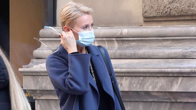 Νατάσα Παζαΐτη: H casual εμφάνιση στην Αθήνα με πλεκτό φόρεμα και ιδανικές πρωινές μπότες