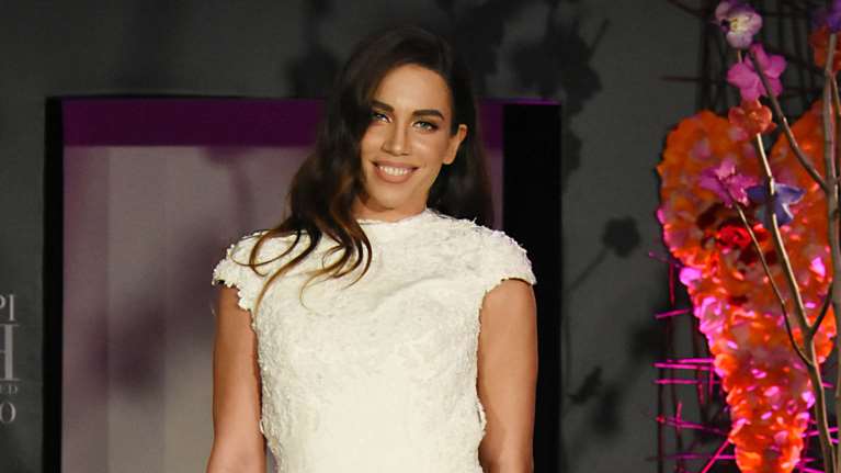 Κατερίνα Στικούδη: Η πρώτη εμφάνιση της εγκυμονούσας - Με λευκό σατέν πουκάμισο