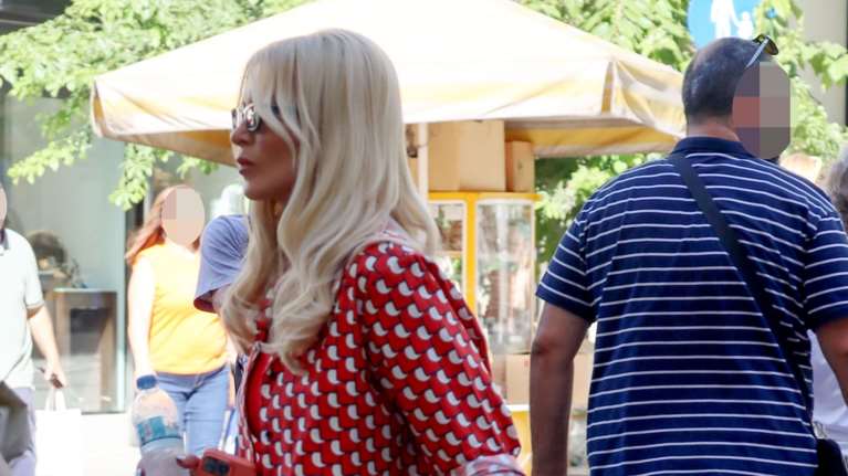 Κατερίνα Καινούργιου: Η εμφάνιση με σύνολο με γεωμετρικά prints από ελληνίδα σχεδιάστρια και καπιτονέ αξεσουάρ