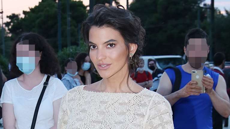 Δήμητρα Μέρμηγκα Κούστα: Η εμφάνιση με μαύρο ολόσωμο μαγιό και εντυπωσιακό καφτάνι σε πολυτελές θέρετρο στην Τουρκία