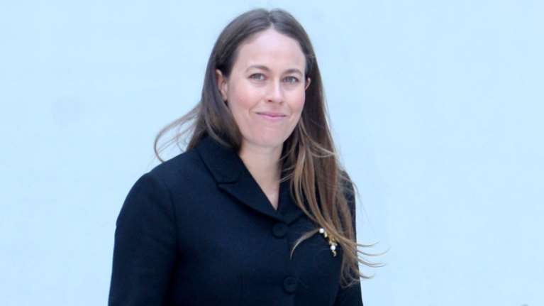 Νίνα Φλορ: Η black tie εμφάνιση σε ρεβεγιόν σε κάστρο της Τσεχίας - Το έξωμο φόρεμα που συνδύασε με φλατ slingbacks