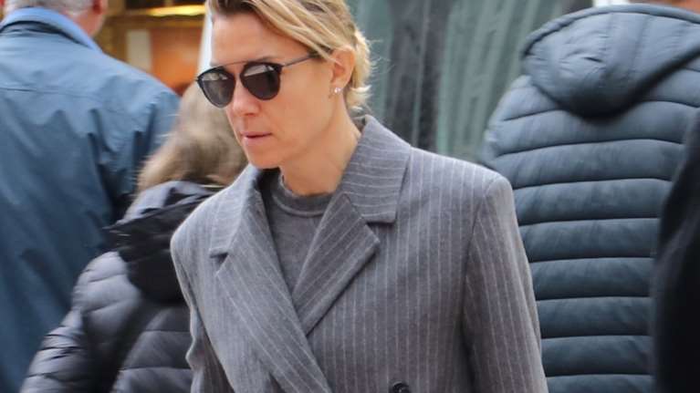 Βίκυ Καγιά: Αλάνθαστη στο κέντρο της Αθήνας με σκούρο denim και βελούδινα καπιτονέ μοκασίνια