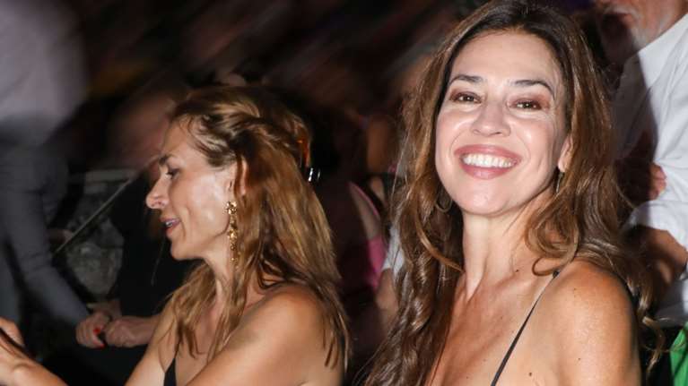 Ναταλία Δραγούμη: Εκθαμβωτική και μαυρισμένη, με μαύρο slip dress στην Επίδαυρο [εικόνες]