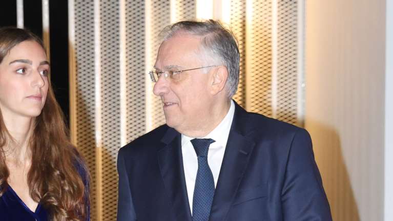 Η κόρη του Θεοδωρικάκου με μπλε βελούδινο φόρεμα - Συνόδεψε τον πατέρα της σε δεξίωση