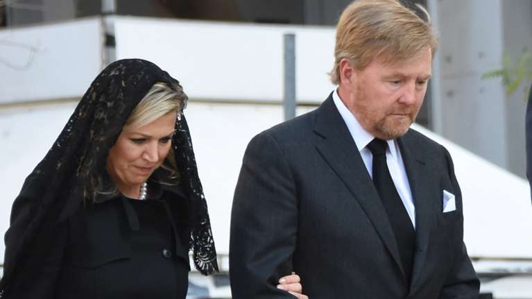 Βασίλισσα Μάξιμα: Με δαντελένιο πέπλο στην κηδεία του τέως - Το κομψό παλτό που φόρεσε με μπότες