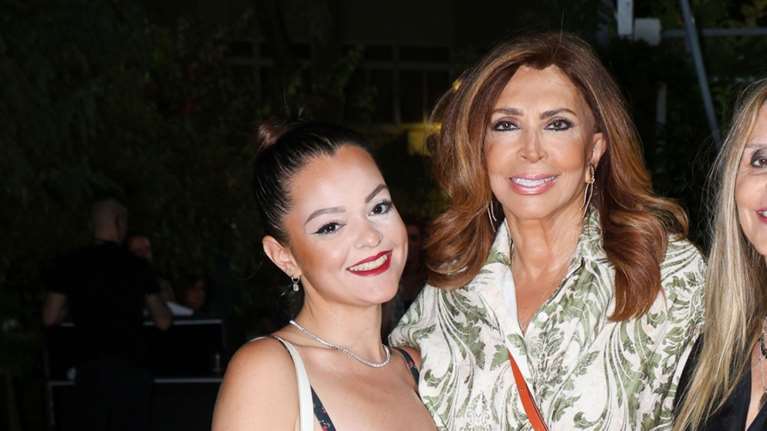 Μιμή Ντενίση: Με κομψό φθινοπωρινό σύνολο σε βραδινή θεατρική έξοδο